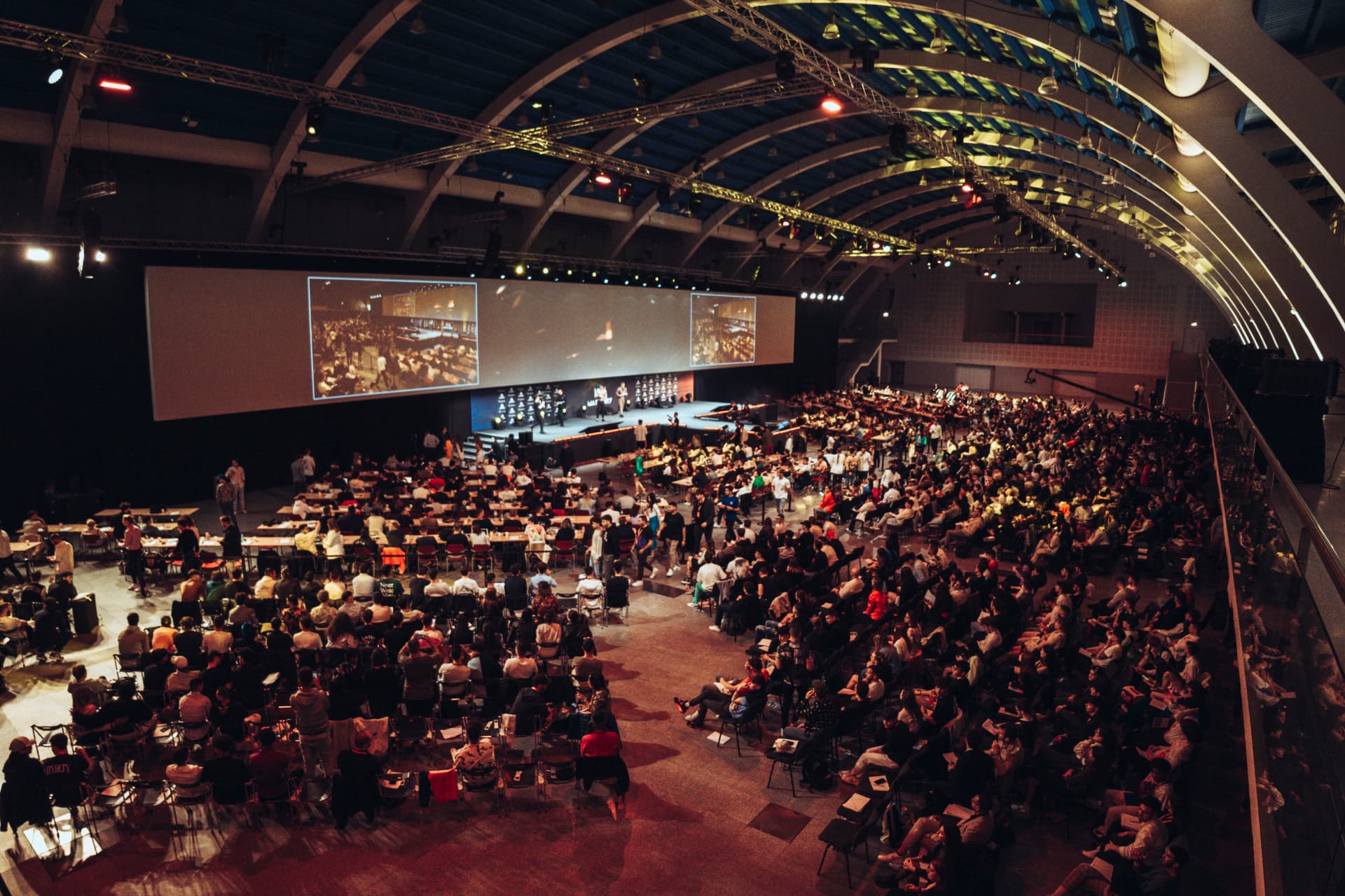 Platea gremita davanti al palco durante un evento Core